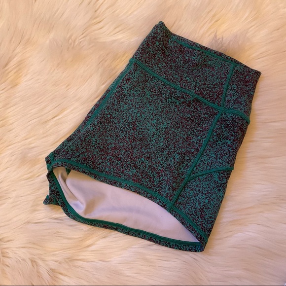 Lululemon In Movement Shorts - Size 12 - Everlux - Ditzy Spritz / Teal Media - Picture 2 of 11